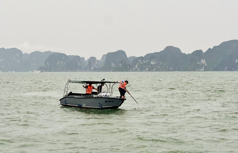 Rescatistas buscan a personas desaparecidas tras el trágico naufragio del barco turístico Vinh Xanh 58 el 19 de julio en la bahía de Ha Long, provincia nororiental de Quang Ninh. (Foto: tienphong.vn)