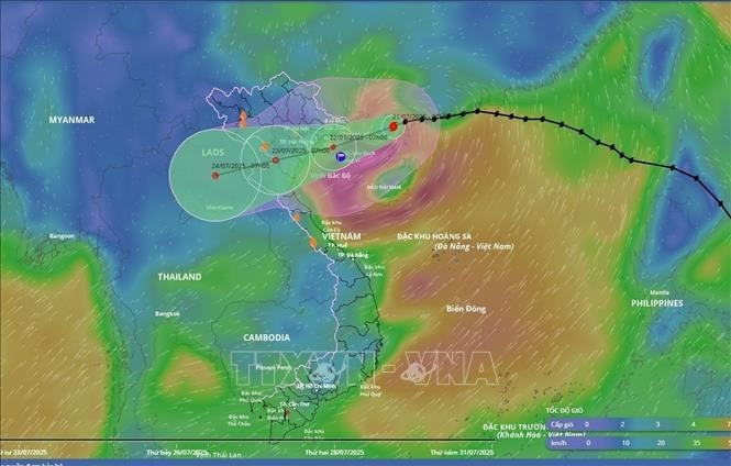 A las 10:00 horas, su centro se ubicaba a unos 190 km al este de la provincia de Quang Ninh, con vientos sostenidos entre 75 y 88 km/h y ráfagas de hasta nivel 11. (Foto: VNA)