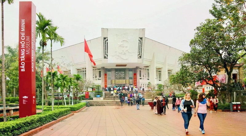 Los turistas visitan el Museo de Ho Chi Minh. (Foto: Hoai Nam/https://kinhtedothi.vn/)
