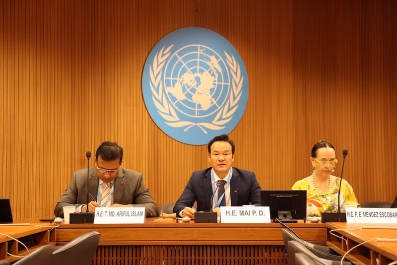 El embajador Mai Phan Dung (centro), jefe de la delegación nacional ante la ONU, la Organización Mundial del Comercio y otros organismos internacionales en Ginebra, interviene en la cita (Foto: VNA)