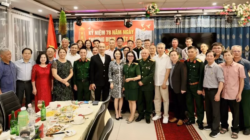 Los delegados se toman una foto en el evento. (Foto: Embajada de Vietnam en Hungría)