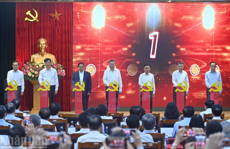 El secretario general del PCV, To Lam (en el medio), el primer ministro Pham Minh Chinh (izquierda), y el miembro permanente del Secretariado del Comité Central del Partido, Tran Cam Tu, y los delegados lanzan tres plataformas digitales vitales para el cumplimiento de la Resolución No. 57-NQ/TW. (Foto: Nhan Dan)