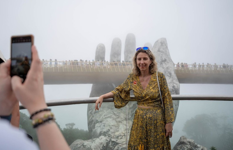 Turistas extranjeros en el puente dorado en Da Nang. (Foto: Sun Group)