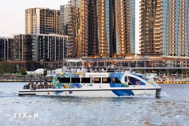 Un barco turístico lleva a los visitantes en un recorrido por Ciudad Ho Chi Minh por el río Saigón. (Foto: VNA)