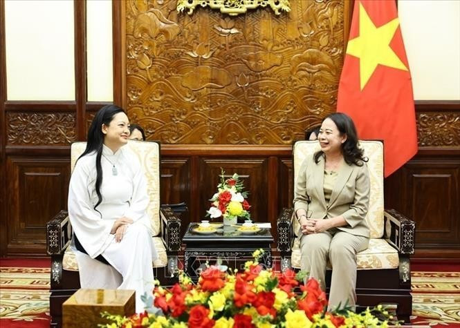 La vicepresidenta de Vietnam, Vo Thi Anh Xuan, recibe a Amanda Nguyen, la primera astronauta de origen vietnamita en viajar al espacio. (Foto: VNA)