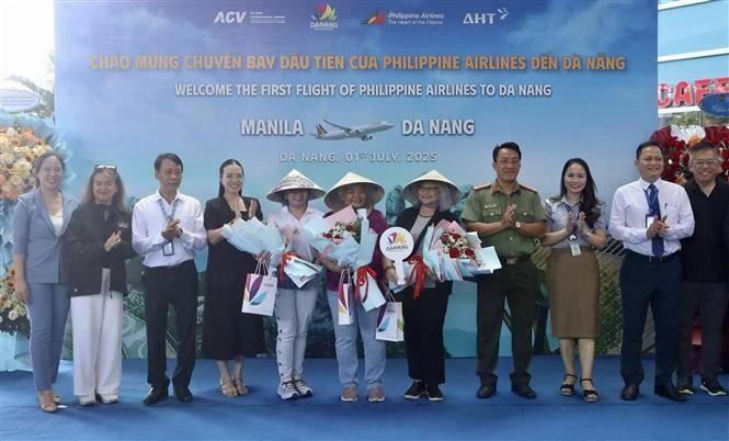 Los primeros viajeros de la nueva ruta directa Manila y la central ciudad de Da Nang (Foto: VNA)