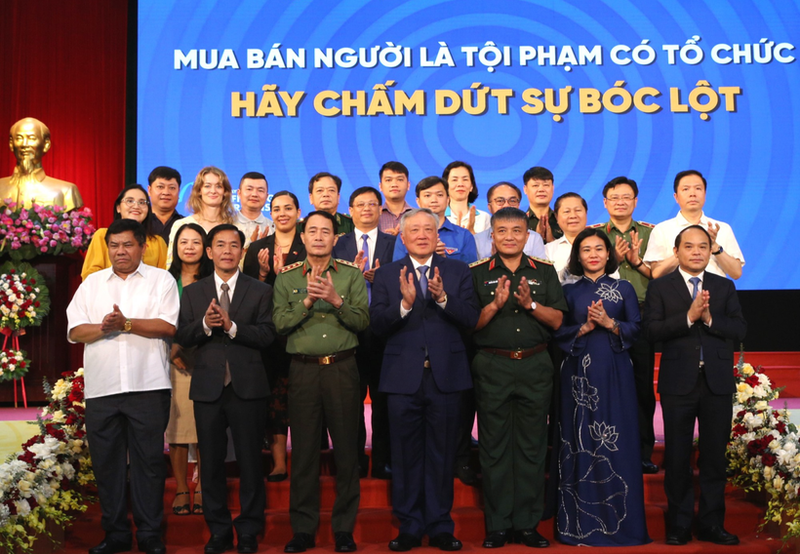 El viceprimer ministro permanente de Vietnam, Nguyen Hoa Binh, y los delegados participantes en la cita (Foto: VNA)