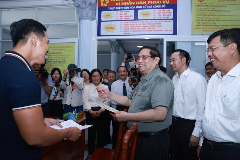 El primer ministro Pham Minh Chinh visita al Centro de Servicios de Administración Pública de la comuna de My Hiep, en la provincia de Dong Thap. )Foto: VNA)