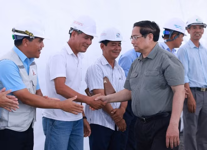 El primer ministro de Vietnam, Pham Minh Chinh, realiza una inspección del progreso de proyectos clave de autopistas en An Giang (Foto: VNA)