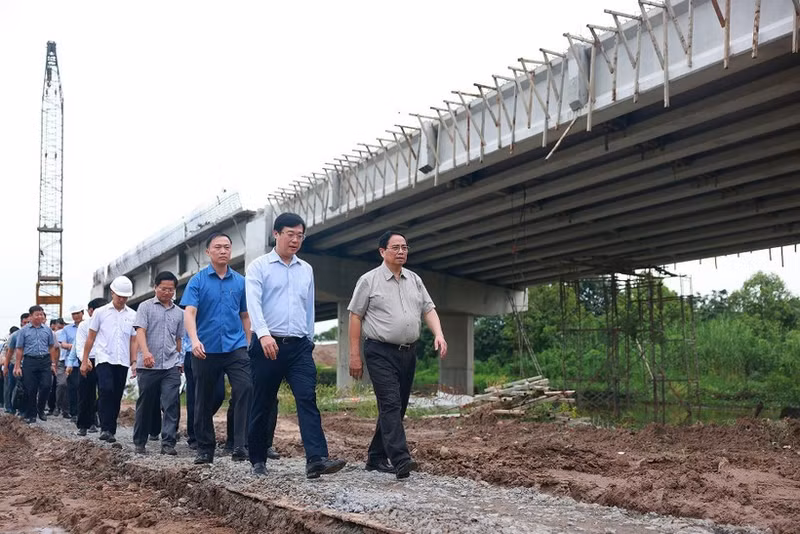 El primer ministro de Vietnam, Pham Minh Chinh, realiza una inspección del progreso de proyectos clave de autopistas en Dong Thap (Foto: VNA)