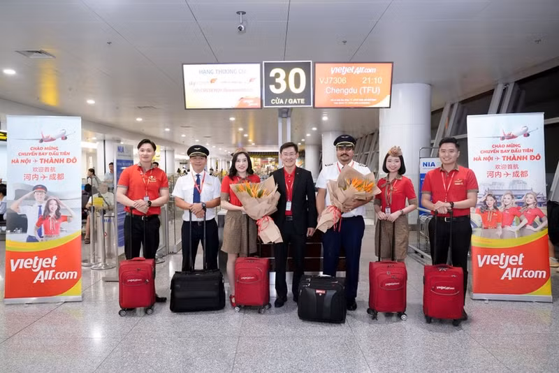 Un directivo de Vietjet da la bienvenida al vuelo inaugural Hanoi-Chengdu junto a la tripulación y los pasajeros en el Aeropuerto Internacional de Noi Bai. (Foto: Vietjet)
