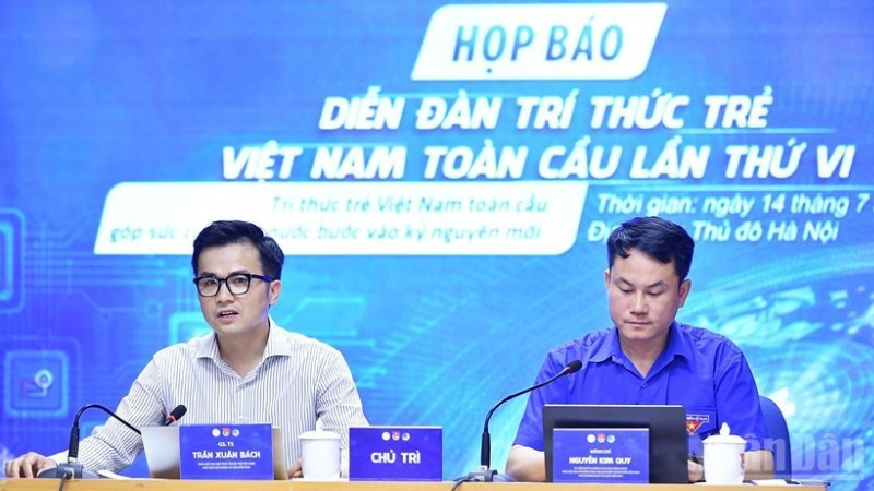 El vicepresidente permanente de la Federación de Jóvenes de Vietnam, Nguyen Kim Quy, y el profesor y doctor Tran Xuan Bach, presiden la rueda de prensa.