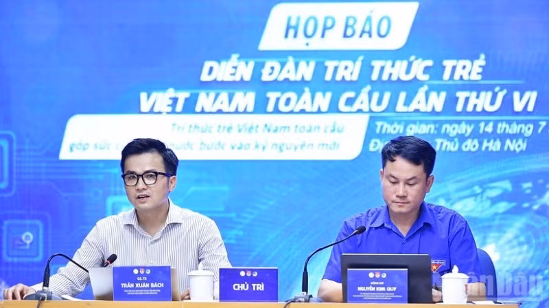 El vicepresidente permanente de la Federación de Jóvenes de Vietnam, Nguyen Kim Quy, y el profesor y doctor Tran Xuan Bach, presiden la rueda de prensa.