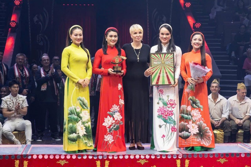 Los artistas de la Federación de Circo de Vietnam reciben el premio especial en el Festival Mundial de Arte Circense IDOL 2025.