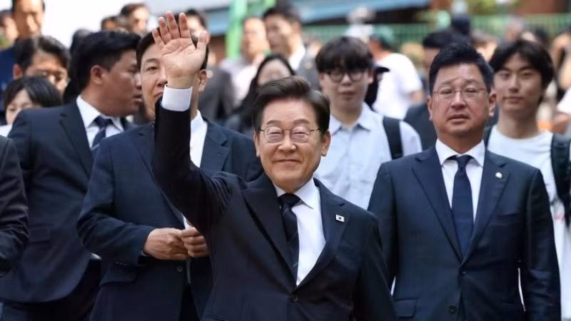 El candidato presidencial surcoreano, Lee Jae Myung, del Partido Demócrata, tras emitir su voto en un colegio electoral de Seúl el 29 de mayo. (Foto: Yonhap/VNA)