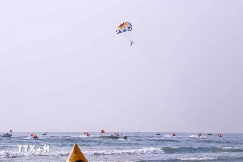 Actividades deportivas en el programa "Temporada de turismo de playa de Da Nang" en abril pasado. (Foto: VNA)