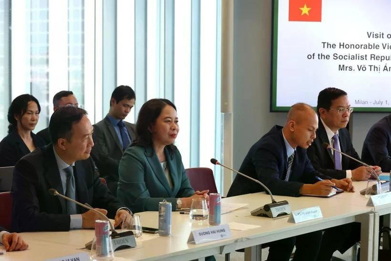 La vicepresidenta Vo Thi Anh Xuan en la reunión con el presidente del Gobierno Regional de Lombardía, Attilio Fontana (Foto: VNA)