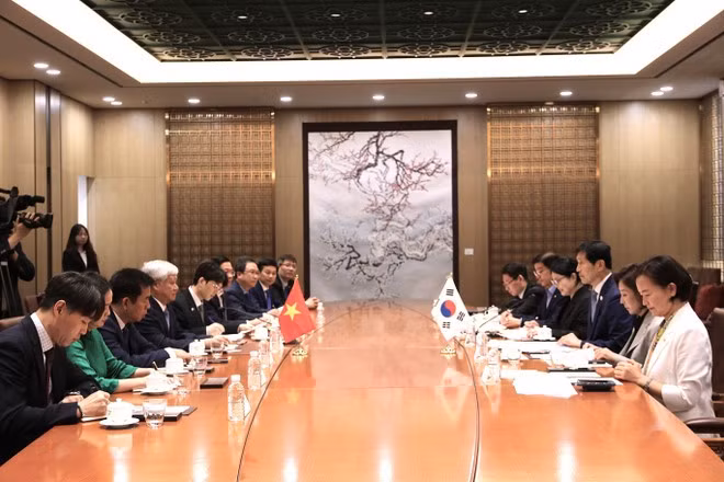 El presidente del Comité Central del Frente de la Patria de Vietnam, Do Van Chien, se reúne con el vicepresidente de la Asamblea Nacional de Corea del Sur, Lee Hack Young. (Foto: VNA)