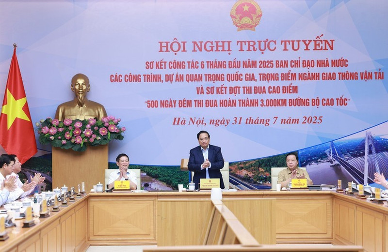 El primer ministro de Vietnam, Pham Minh Chinh, preside la reunión. (Foto: VNA)