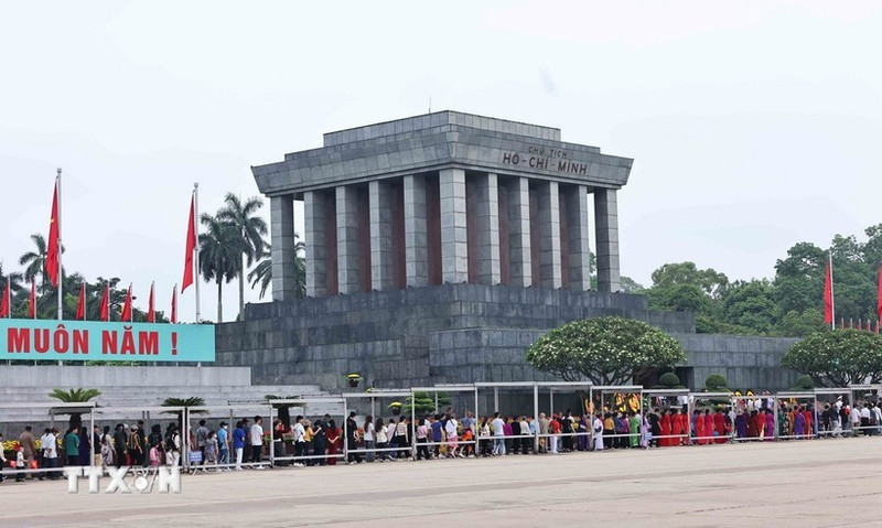 Visitantes hacen cola para rendir homenaje al Presidente Ho Chi Minh en el mausoleo (Foto: VNA)