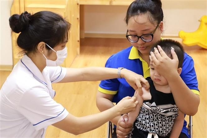 Vietnam ha logrado avances notables en su programa de inmunización infantil (Foto: VNA)