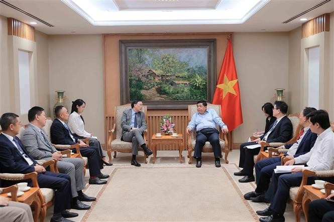 En el encuentro entre el vicepremier Nguyen Chi Dung y Fung Wai Ka Thomas, director de la empresa de infraestructura CCC (Foto: VNA)