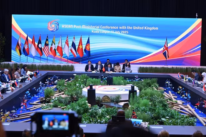 El viceprimer ministro y canciller de Vietnam, Bui Thanh Son, en la Conferencia de Cancilleres de la ASEAN +1 con Reino Unido. (Foto: VNA)