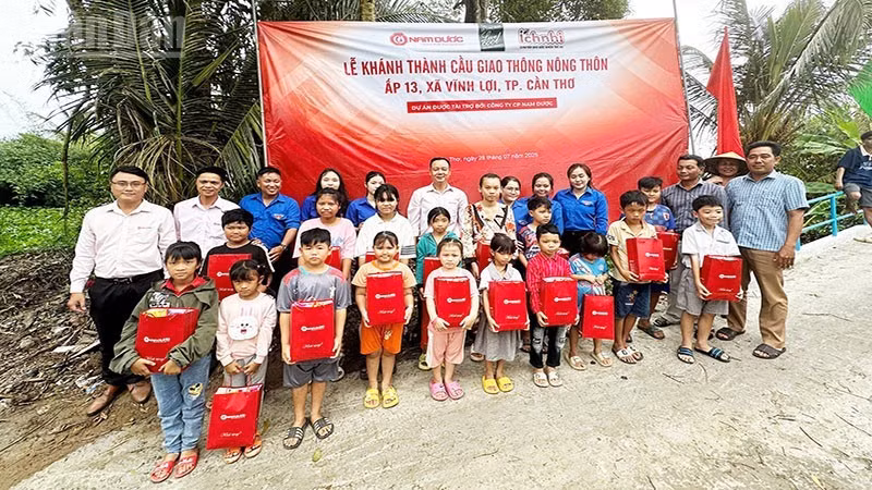 Los delegados entregan regalos a los niños de la aldea 13.