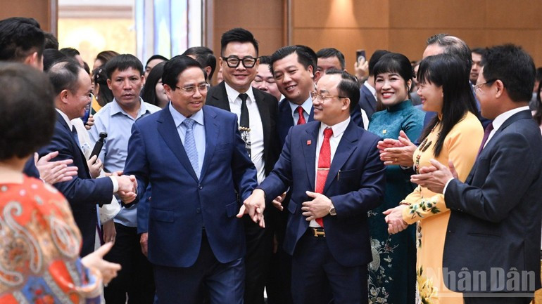 El primer ministro de Vietnam, Pham Minh Chinh, con representantes de la comunidad empresarial (Foto: Nhan Dan)