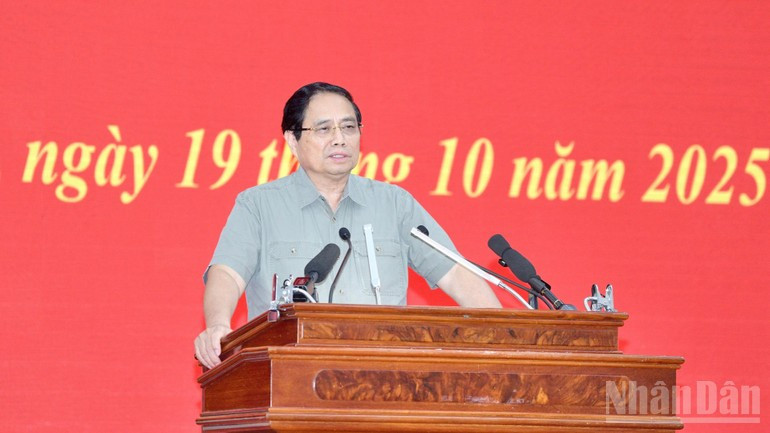 El primer ministro Pham Minh Chinh preside una conferencia sobre el progreso de los proyectos de autopistas en la región del Delta del Mekong. (Foto: Nhan Dan)