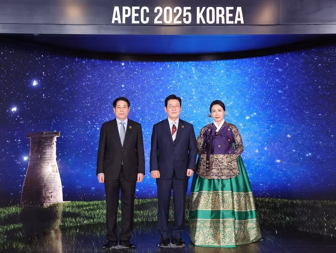 El presidente de Vietnam, Luong Cuong, junto con su homólogo de Corea del Sur, Lee Jae Myung, y su esposa (Foto: VNA)