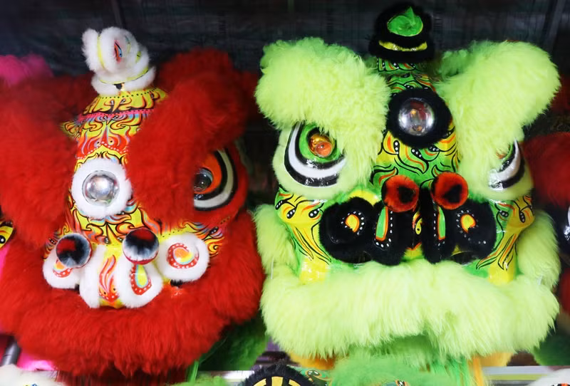 Cabeza de león grande y colorida creada por Truong Nhu Rem, habitante que reside en la calle de Tran Hung Dao, barrio de Phu Xuan.