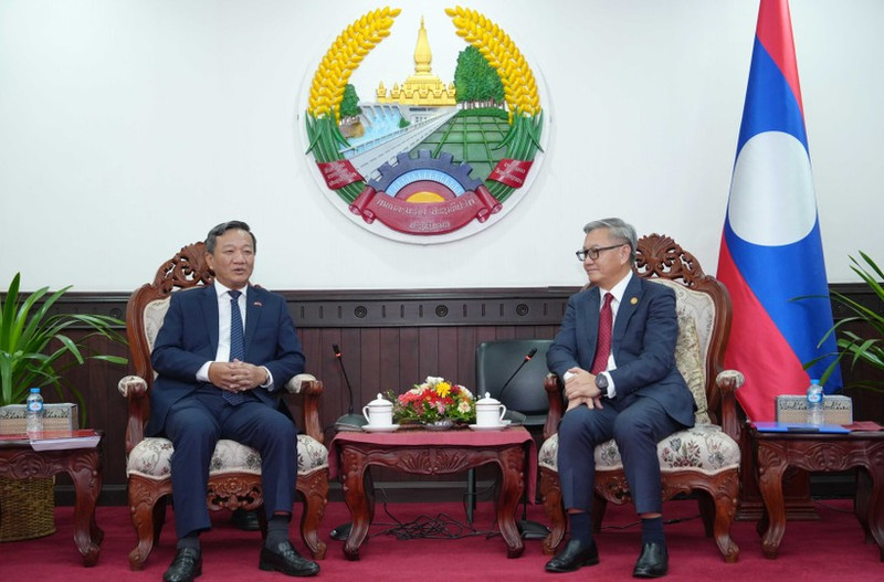 El ministro laosiano de Relaciones Exteriores, Thongsavanh Phomvihane, recibe al embajador de Vietnam en Laos, Nguyen Minh Tam. (Foto: VNA)