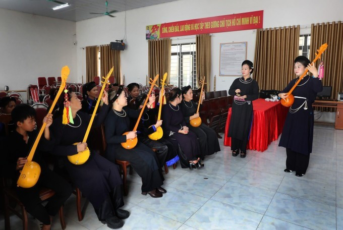 Enseñanza del canto Then a los miembros del club del canto Then y el instrumento musical Tinh en la comuna de Luc Ngan, de la provincia de Bac Ninh. (Foto: VNA)