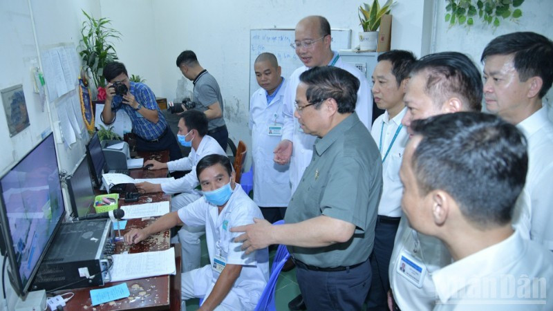 El primer ministro de Vietnam, Pham Minh Chinh, con pacientes en Hospital de Oncología de Can Tho. (Foto: Nhan Dan)
