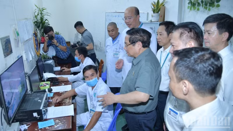 El primer ministro de Vietnam, Pham Minh Chinh, con pacientes en Hospital de Oncología de Can Tho. (Foto: Nhan Dan)