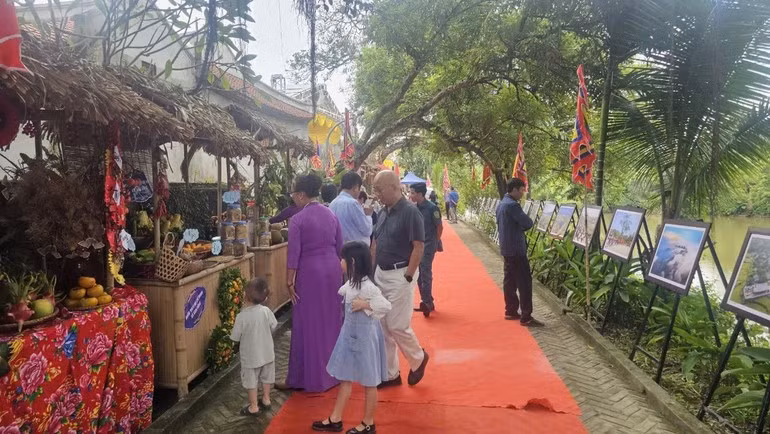 Numerosos ciudadanos participan en las actividades culturales.