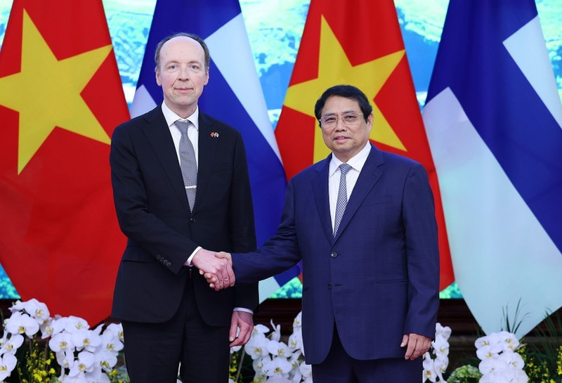 El primer ministro de Vietnam, Pham Minh Chinh, se reúne con el presidente del Parlamento de Finlandia, Jussi Halla-aho, en Hanoi. (Foto: VNA)