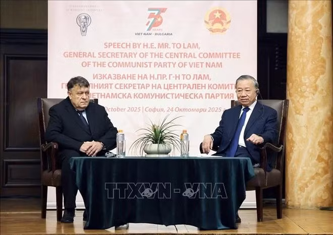 El secretario general del Partido Comunista de Vietnam, To Lam (derecha), en la Universidad de Sofía (Foto: VNA)