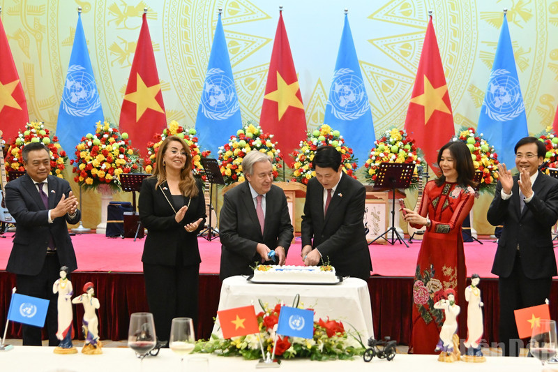 El presidente de Vietnam, Luong Cuong, y el secretario general de la ONU, António Guterres, cortan un pastel para celebrar el 80º aniversario de la mayor organización mundial. (Foto: Nhan Dan)