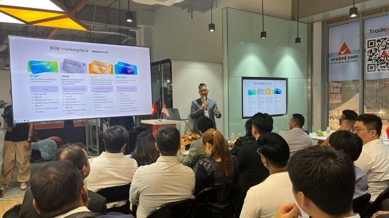 Un representante de la Sociedad Anónima de Tecnología Arobid presenta la plataforma de comercio electrónico B2B Vietnam-Singapur.