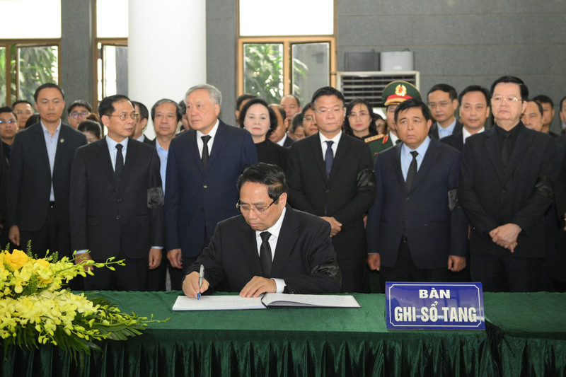 El primer ministro Pham Minh Chinh escribe en el libro de condolencias (Foto: Nhan Dan)
