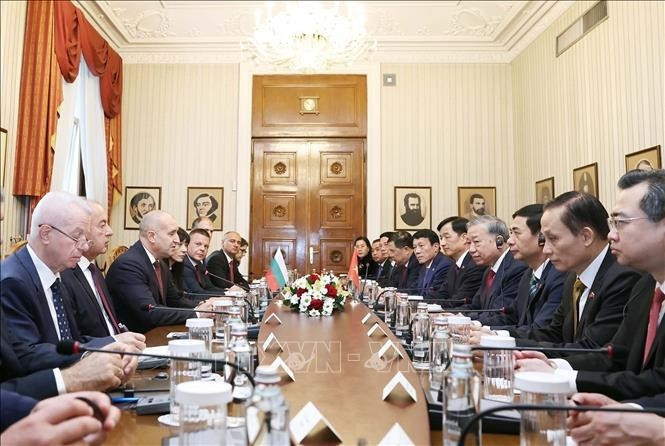El secretario general del Partido Comunista de Vietnam, To Lam, y el presidente búlgaro Rumen Radev mantienen conversaciones oficiales. (Foto: VNA)