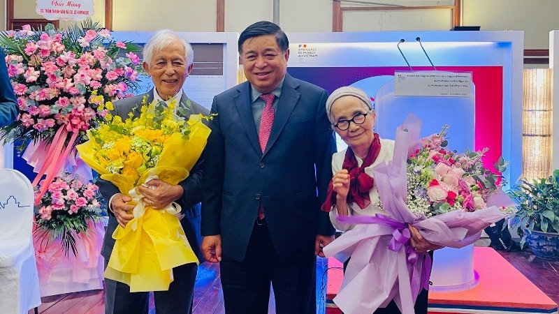 El viceprimer ministro vietnamita Nguyen Chi Dung felicita a los profesores Jean Tran Thanh Van y Le Kim Ngoc en la ceremonia. (Foto: Nhan Dan)