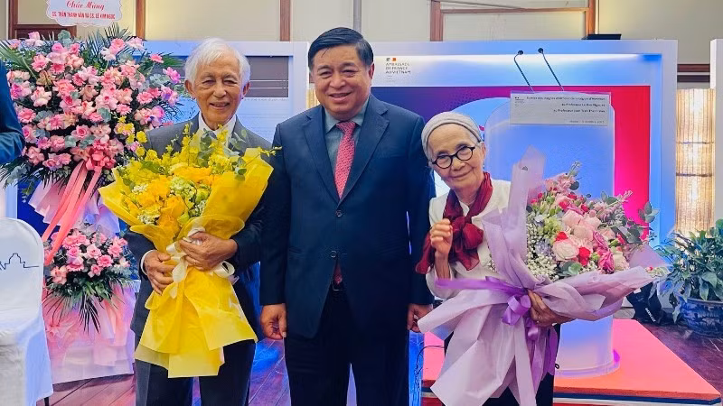 El viceprimer ministro vietnamita Nguyen Chi Dung felicita a los profesores Jean Tran Thanh Van y Le Kim Ngoc en la ceremonia. (Foto: Nhan Dan)