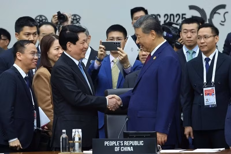 El presidente de Vietnam, Luong Cuong, se reúne con el secretario general del Comité Central del Partido Comunista y presidente de China, Xi Jinping (Foto: VNA))