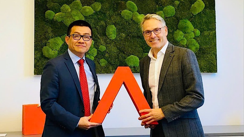 El embajador vietnamita en Austria, Vu Le Thai Hoang, se reúne con Rene Tritscher, director de la Agencia Austriaca de Asesoramiento Empresarial.