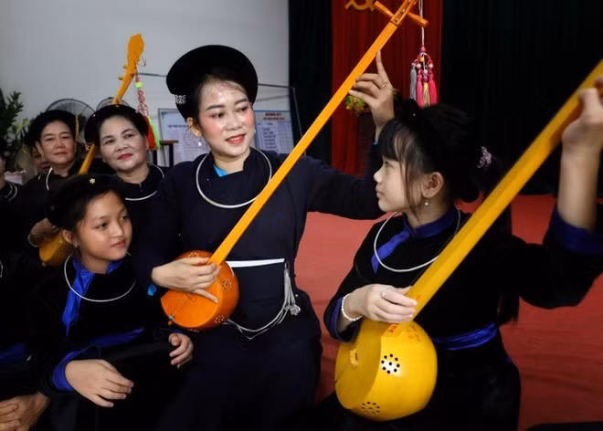 Enseñanza del canto Then a los miembros del club del canto Then y el instrumento musical Tinh en la comuna de Luc Ngan, de la provincia de Bac Ninh. (Foto: VNA)