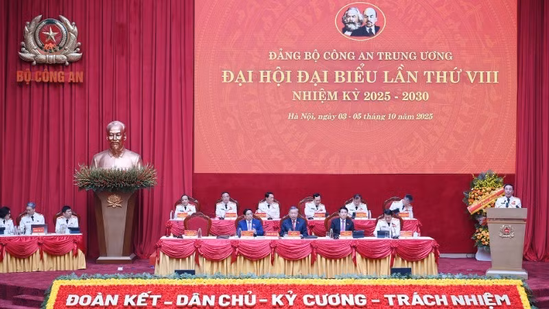 El secretario general del PCV, To Lam, el presidente Luong Cuong y el primer ministro Pham Minh Chinh participan en el Presídium de la Asamblea. (Foto: Nhan Dan)