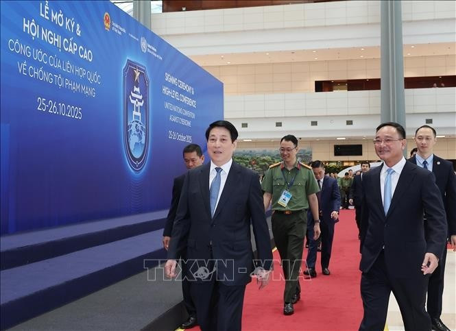 El presidente de Vietnam, Luong Cuong, inspecciona los preparativos y el ensayo general de la Ceremonia de Apertura para la Firma de la Convención de Hanói. (Foto: VNA)